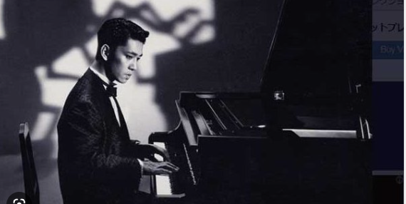 坂本龍一のアルバム「音楽図鑑」は、2004年にリリースされたアルバムです。本作は、坂本龍一がこれまでに手がけてきた音楽の中から、彼自身が選んだ14曲が収録されています。このアルバムは、坂本龍一の音楽的なキャリアを総括した一枚となっています。