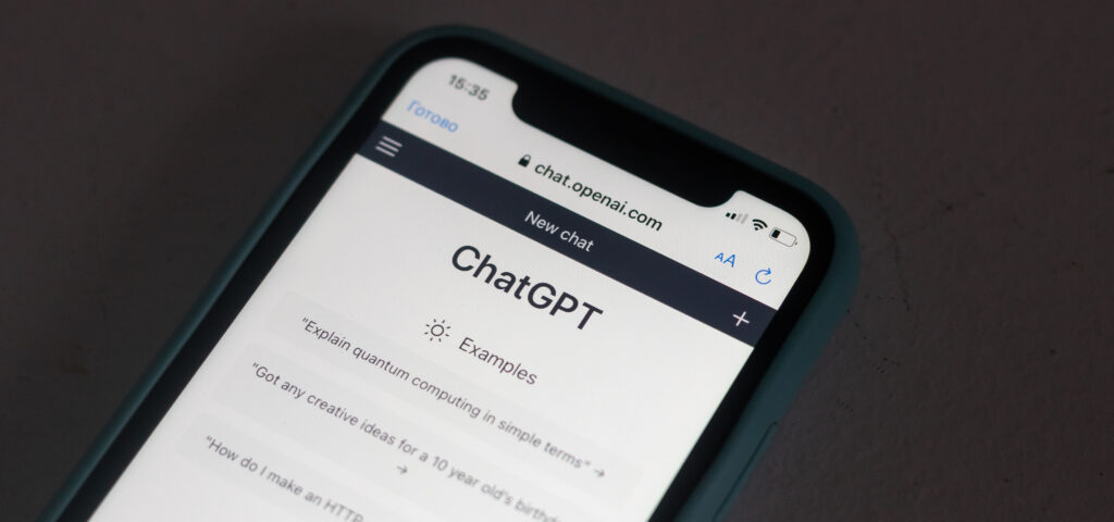 チャットGPT
Kyiv, Ukraine - February 18, 2023: Webpages of ChatGPT, OpenAI's chatbot, and Google are seen on smartphones. A new wave of chatbots like ChatGPT use AI that can reinvent the traditional search engine